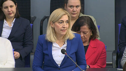 Bundesgesundheitsministerin Nina Warken spricht bei der Regierungsbefragung im Bundestag