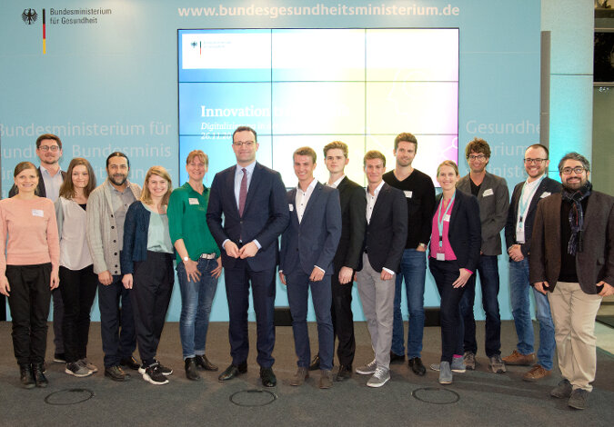 Bundesgesundheitsminister Jens Spahn zusammen mit den Unternehmern aller 5 Start-ups auf der Bühne