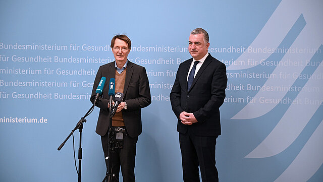 Bundesgesundheitsminister Prof. Karl Lauterbach und der türkische Botschafter Ahmet Başar Şen bei einem Statement