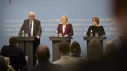 Bundesgesundheitsministerin Nina Warken bei einer Pressekonferenz mit NRW-Gesundheitsminister Karl-Josef Laumann und der Hamburger Sozialsenatorin Melanie Schlotzhauer