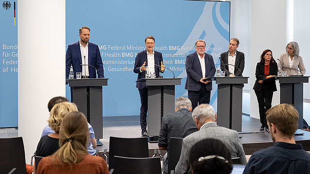 Bundesgesundheitsminister Prof. Karl Lauterbach spricht bei der Pressekonferenz zu Kinderarzneimitteln.