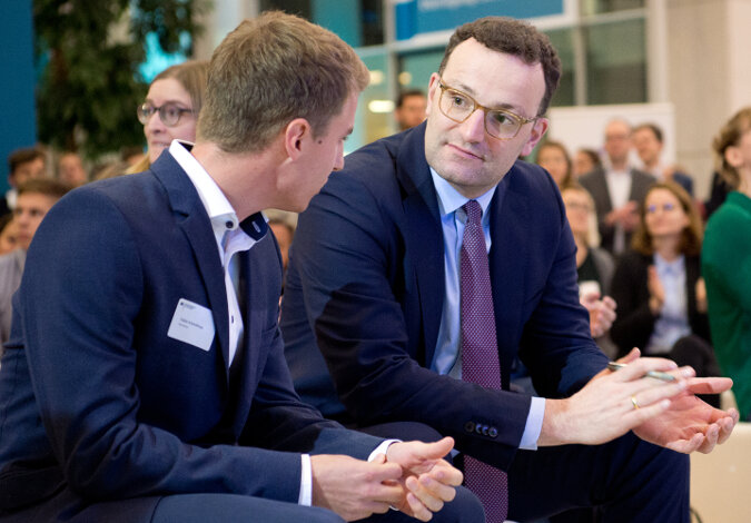 Bundesgesundheitsminister Jens Spahn im Gespräch mit Fabio Schmidberger vom Start-up-Unternehmen Medixflow