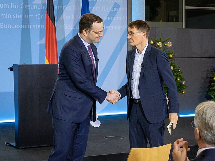 Bundesgesundheitsminister Prof. Dr. Karl Lauterbach und Jens Spahn bei der Amtsübergabe am 08.12.2021