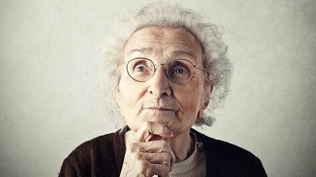 Foto: Eine ältere Dame denkt nach