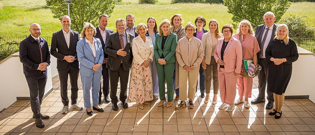 Nina Warken mit den Gesundheitsministern/-innen der Bundesländer auf der Gesundheitsministerkonferenz (GMK) 2026 in Hannover