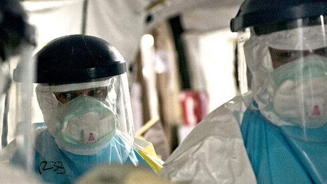 Foto: Mediziner in Schutzanzügen (Bildquelle: USAID – CC BX-NC 2.0)