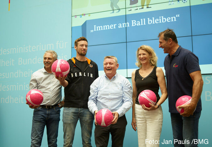 Bundesgesundheitsminister Hermann Gröhe mit den Sportlern