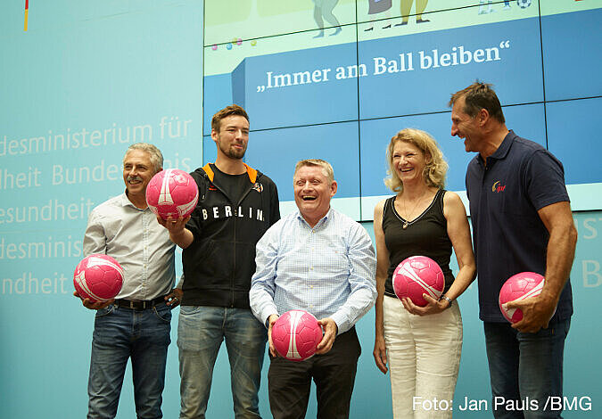 Bundesgesundheitsminister Hermann Gröhe mit den Sportlern