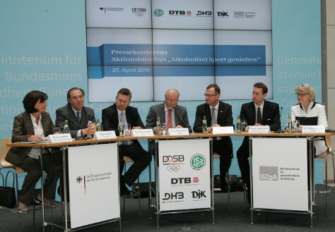 Foto: Die Bündnispartner während einer gemeinsamen Pressekonferenz