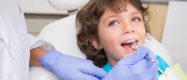Kind beim Zahnarzt - KI verbessert zahnärztlich-präventive Diagnostik in Lebenswelten (KIZL)