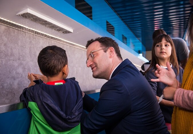 Der Minister zeigt kleinen Kinder, wie die Hände richtig gewaschen werden und worauf man achten sollte.