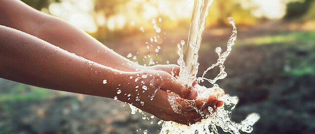 fließendes Wasser auf Hände - Gesundheitskompetenz in der Hygiene (Geko-Hyg) 