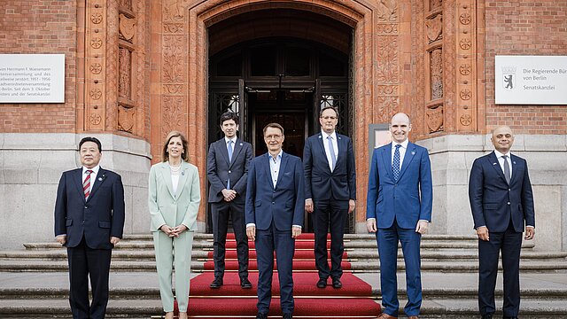 Foto: G7-Gesunheitsministerinnen und -minister vor dem Roten Rathaus in Berlin 