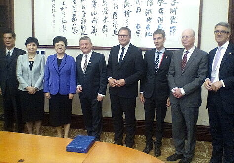 Foto: Bundesgesundheitsminister Hermann Gröhe mit der chinesischen Gesundheitsministerin Li Bin, erste Vorsitzende der Staatlichen Kommission für Gesundheitswesen und Familienplanung, sowie weiteren Teilnehmenden der Regierungskonsultationen