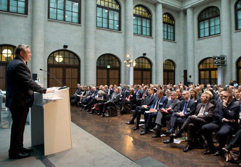 Bundesgesundheitsminister Hermann Gröhe stellt die Ergebnisse des Pharmadialogs vor.