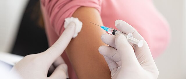 Impfung in den Arm - Mathematische Modellierungsstudie zur Abschätzung der voraussichtlichen Effekte einer COVID-19 Impfung in Deutschland und Vergleich unterschiedlicher Impfstrategien (ImVaCoV)