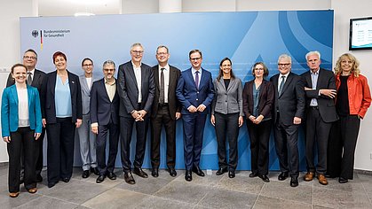 Mitglieder der Pflegestrukturkommission und Bundesgesundheitsminister Carsten Linnemann