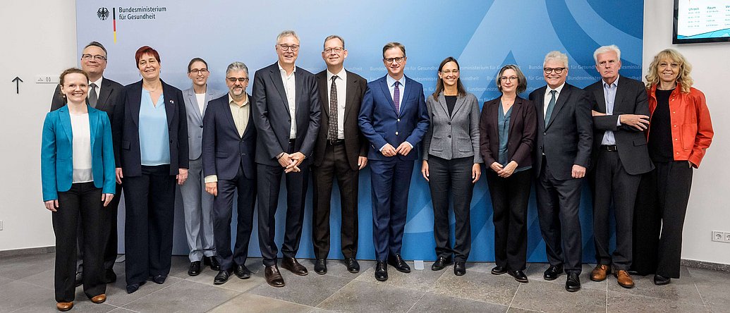 Mitglieder der Pflegestrukturkommission und Bundesgesundheitsminister Carsten Linnemann