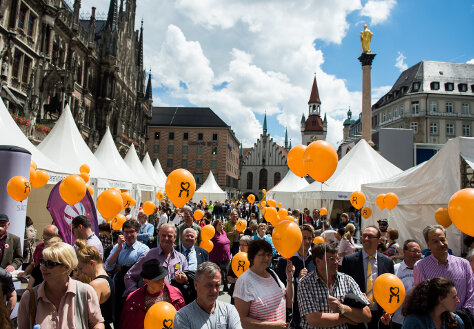 Foto: Bürger mit Organspendeluftballons