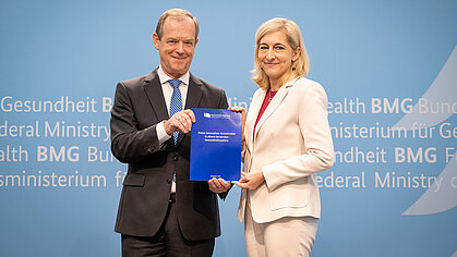 Vorsitzender des SVR Prof. Hallek übergibt Bundesgesundheitsministerin Warken das SVR-Gutachten