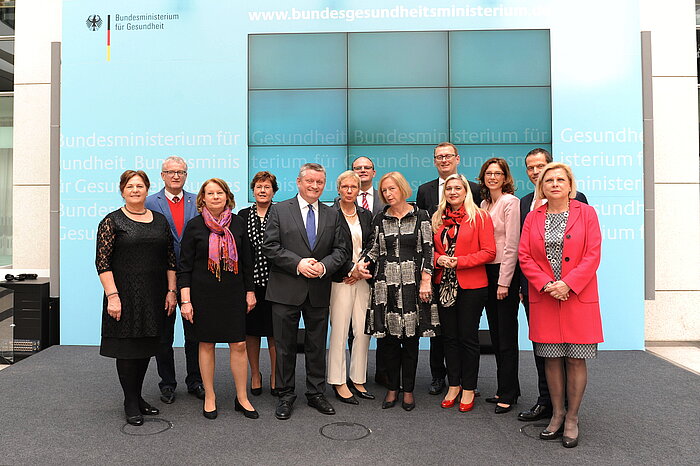 Gruppenfoto mit Bundesgesundheitsminister Hermann Gröhe, Bundesforschungsministerin Prof. Johanna Wanka sowie Vertreterinnen und Vertreter der Gesundheits- und der Kultusministerkonferenz der Länder und der Koalitionsfraktionen des Deutschen Bundestages