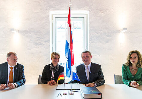 Foto: Bundesgesundheitsminister Hermann Gröhe und Birgit Hesse, Hesse Ministerin für Arbeit, Gleichstellung und Soziales, bei der Unterzeichnung der Vereinbarung über die gemeinsame Beschaffung von medizinischen Gegenmaßnahmen