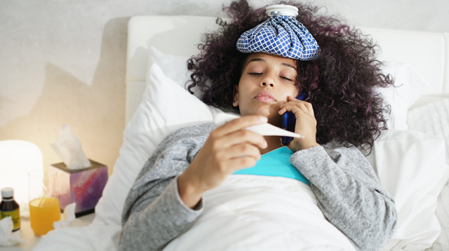 Frau liegt im Bett und telefoniert