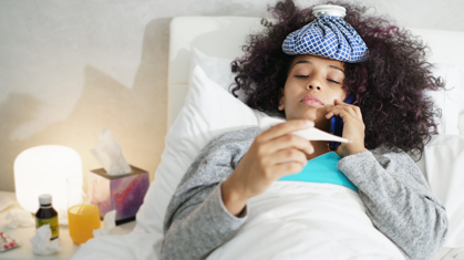 Frau liegt im Bett und telefoniert
