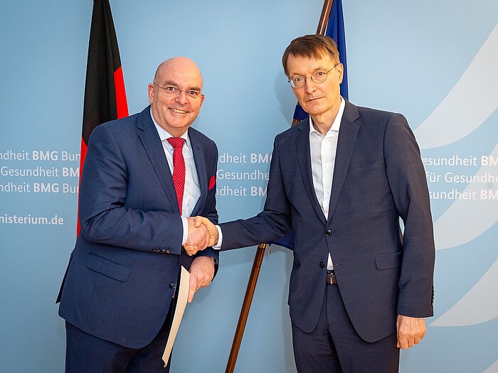 Bundesgesundheitsminister Karl Lauterbach übergibt die Ernennungsurkunde an den Parlamentarischen Staatssekretär Edgar Franke (l.)