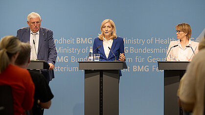 Bundesgesundheitsministerin Nina Warken mit Karl-Josef Laumann und Melanie Schlotzauer auf einer Pressekonferenz