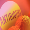 orangene Kugeln mit Schriftzug "Antibiotika" (Nahaufnahme)