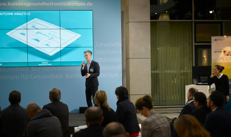 Startups präsentieren Diagnostik-Apps und andere digitale Untersuchungsmethoden (BMG/Jan Pauls Fotografie) Ein junger Startup präsentier ein Diagnostik-App