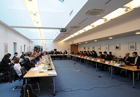 Foto: Teilnehmer des Pharmadialogs der Bundesregierung sitzen beisammen und besprechen verschiedene Themenbereiche
