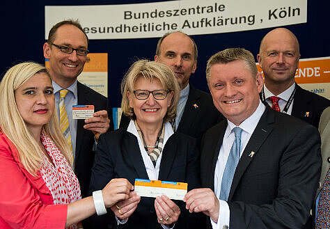 Foto: Bundesgesundheitsminister Hermann Gröhe hält mit Bürgern den Organspendeausweis in der Hand.