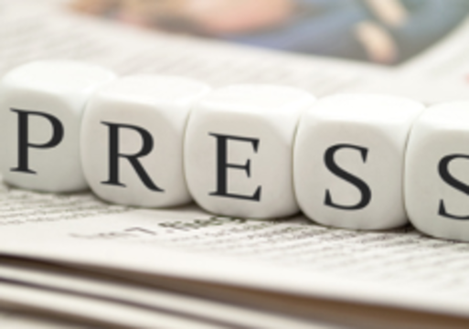 Bild von Würfeln mit Buchstaben zeigt das Wort "Presse", auf Zeitungen liegend.