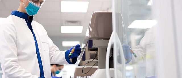 Im Labor - Infrastrukturen für die Diagnostik sowie die Entwicklung neuer Antiviralia und Therapiemaßnahmen gegen Covid-19 - blueprint für künftige respiratory virus x-Pandemien