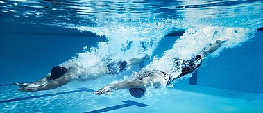 Kopfsprung ins Wasser