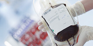 AutoPiLoT steht für automatisierte und patientenindividuelle Blutproduktezuordnung und smartes Logistikmanagement in der Transfusionsmedizin.
