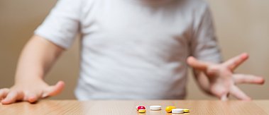 Baby schaut auf Tabletten