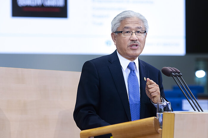 Foto: Victor J. Dzau am Rednerpult