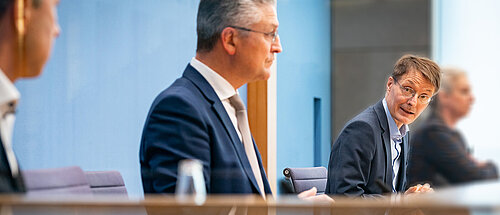 Bundesgesundheitsminister Prof. Karl Lauterbach und RKI-Präsident Prof. Lothar H. Wieler bei einer BPK in Berlin.