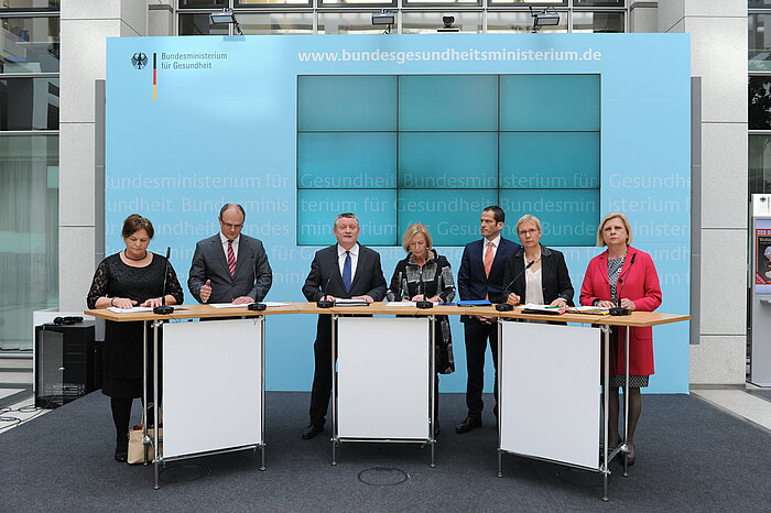 Gruppenfoto mit Bundesgesundheitsminister Hermann Gröhe, Bundesforschungsministerin Prof. Johanna Wanka sowie Vertreterinnen und Vertreter der Gesundheits- und der Kultusministerkonferenz der Länder und der Koalitionsfraktionen des Deutschen Bundestages