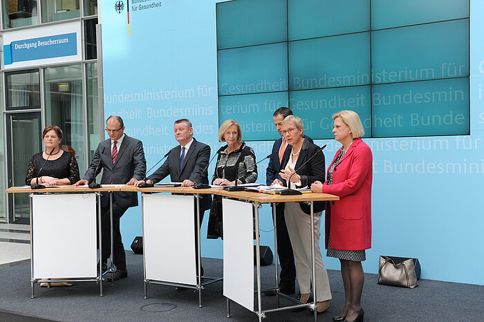 Gruppenfoto mit Bundesgesundheitsminister Hermann Gröhe, Bundesforschungsministerin Prof. Johanna Wanka sowie Vertreterinnen und Vertreter der Gesundheits- und der Kultusministerkonferenz der Länder und der Koalitionsfraktionen des Deutschen Bundestages