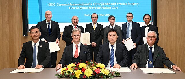 Vertreter DGOU halten das unterschriebene Memorandum in der Hand. Steffen.