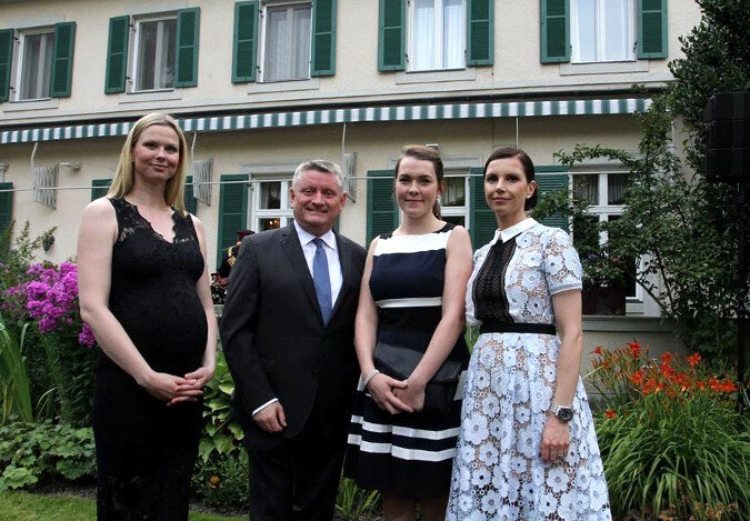 Foto: Bundesgesundheitsminister Hermann Gröhe mit der Preisträgerin Anna Gleiniger und den Jury-Mitgliedern Britta Steffens und Teresa Enke im Garten der Britischen Botschaft