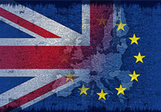  Symbolbild Brexit: Flagge Großbritanniens hälftig mit Flagge Europäische Union überlagert. In der Mitte Europa mit den EU-Staaten.