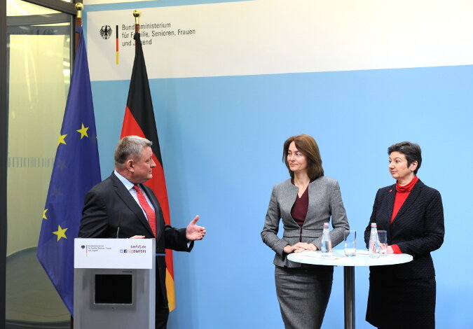Bundesgesundheitsminister Gröhe hält eine kurze Rede, daneben Bundesfamilienministerin Dr. Barley und Sylvia Bühler (Verdi)