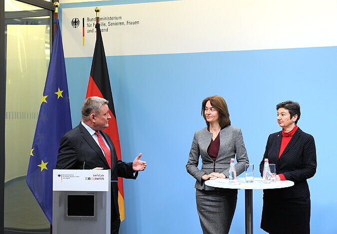 Bundesgesundheitsminister Gröhe hält eine kurze Rede, daneben Bundesfamilienministerin Dr. Barley und Sylvia Bühler (Verdi)