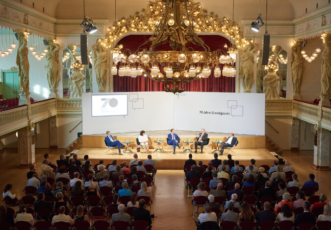 Blick auf den Saal von oben: Bundesgesundheitsminister Jens Spahn diskutiert beim Bürgergespräch zu 70 Jahre Grundgesetz in Zwickau