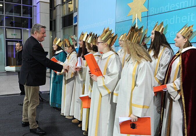 Bundesgesundheitsminister Hermann Gröhe begrüßt die Sternsinger im Ministerium